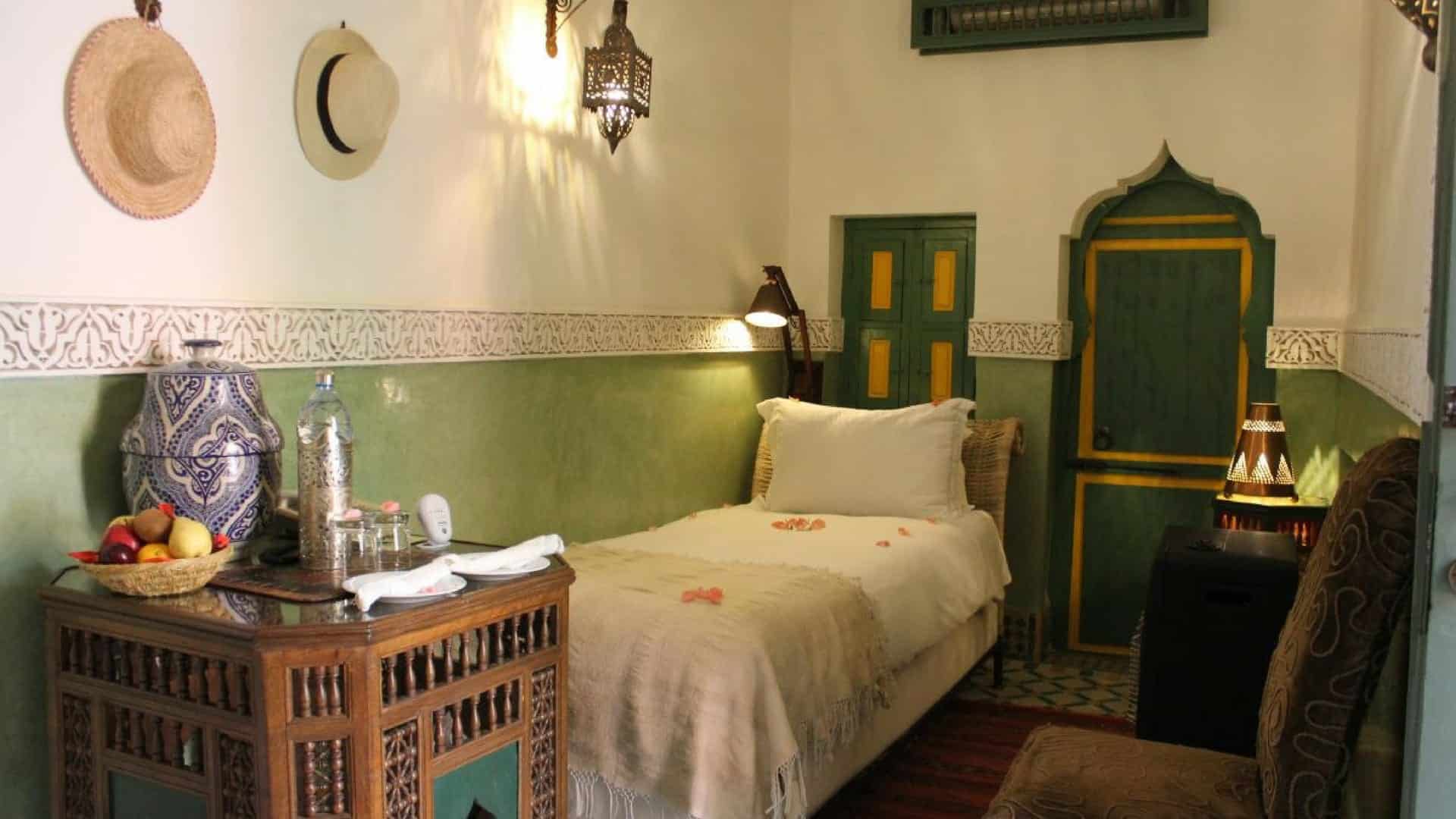A green bedroom with single bed at Riad Kaiss